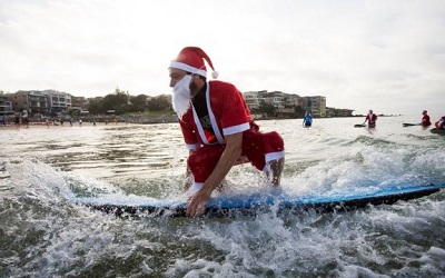 热点解析-假日海难的红色风暴-澳大利亚数百圣诞老人齐聚海难大冲浪打破世界纪录